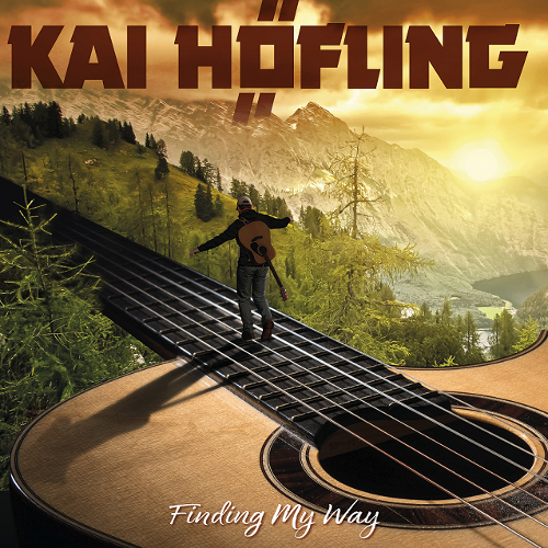 EP Artwork
Überschrift: Kai Höfling
Mensch der auf einer Saite einer übergroßen Gitarre balanciert, die in einem Waldstück liegt. Im Hintergrund ein See und Berglandschaft.
Untertitel: Finding My Way