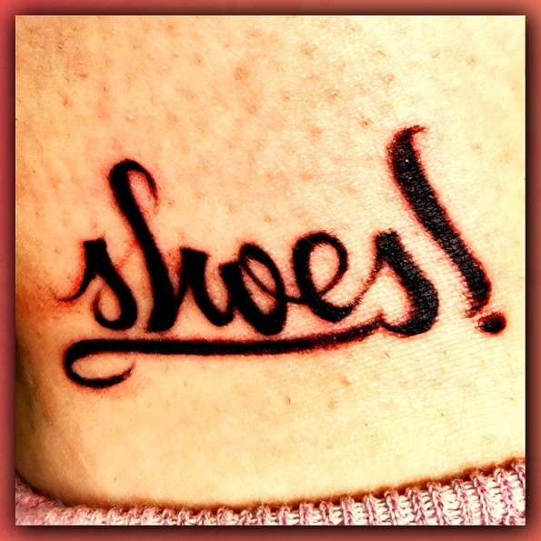 Shoes Coverart Foto des Tattoos "shoes!" überm Knöchel